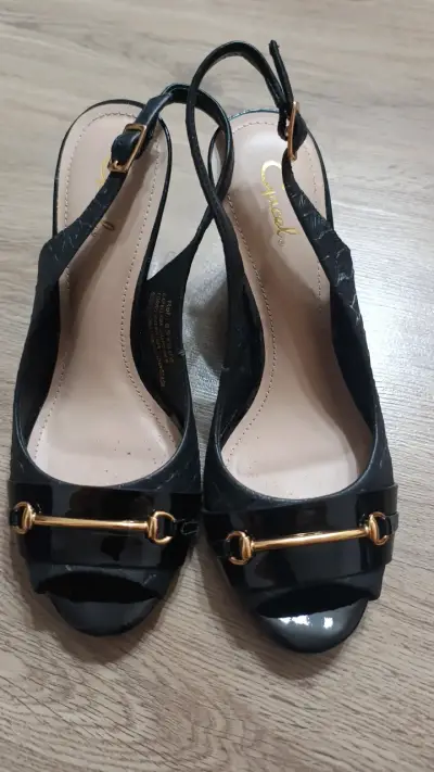 Sandalias de tacón negro con detalle dorado - miniatura 1