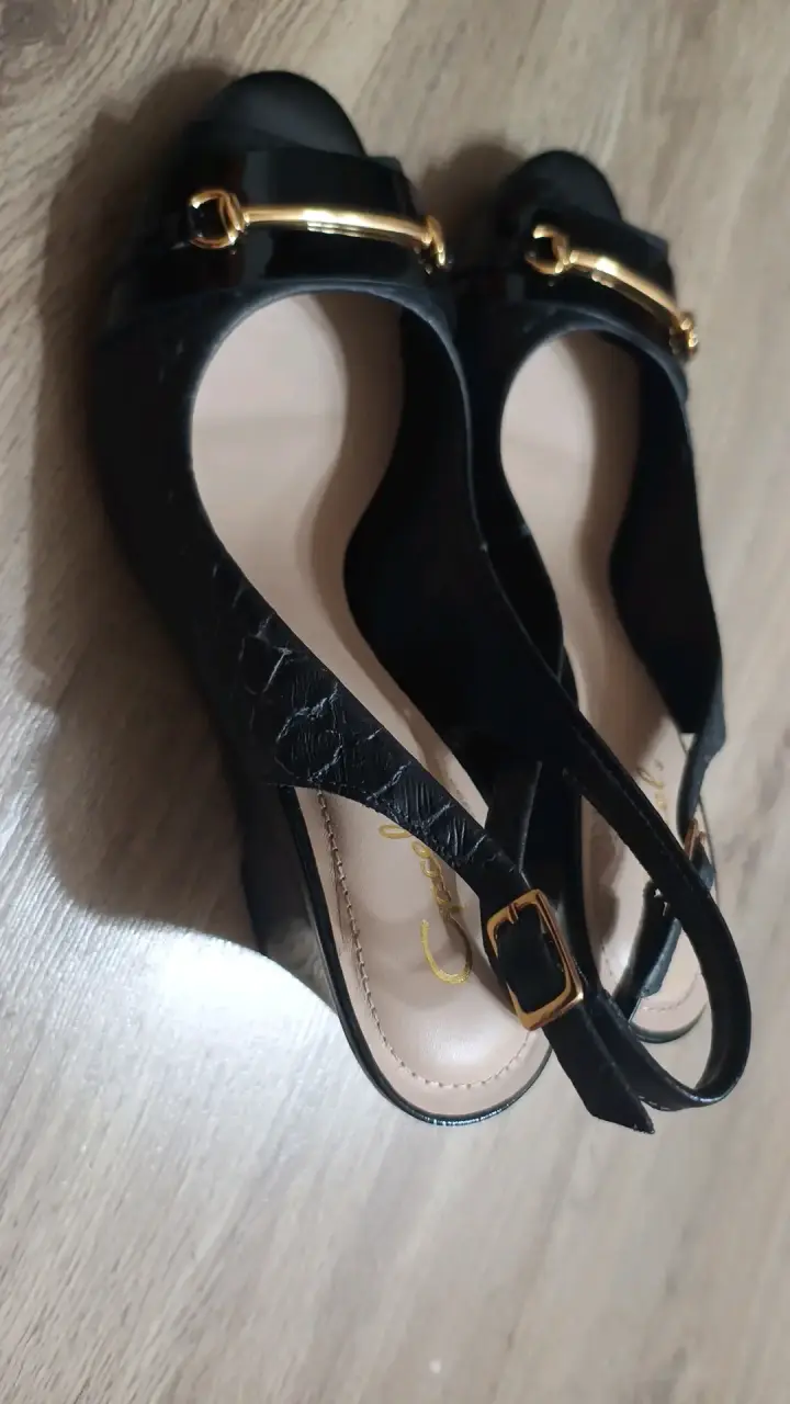 Sandalias de tacón negro con detalle dorado - 2