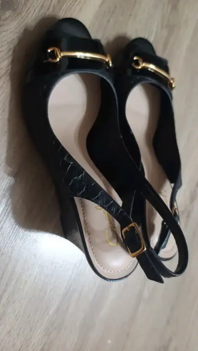 Sandalias de tacón negro con detalle dorado - miniatura 2