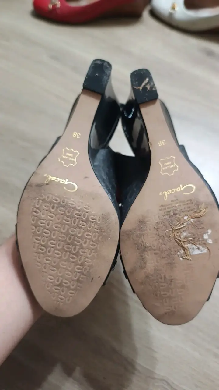 Sandalias de tacón negro con detalle dorado - 3