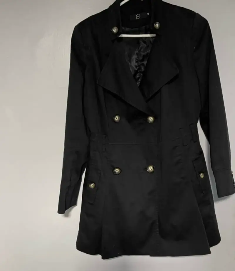 Abrigo negro con botones dorados para mujer - 1