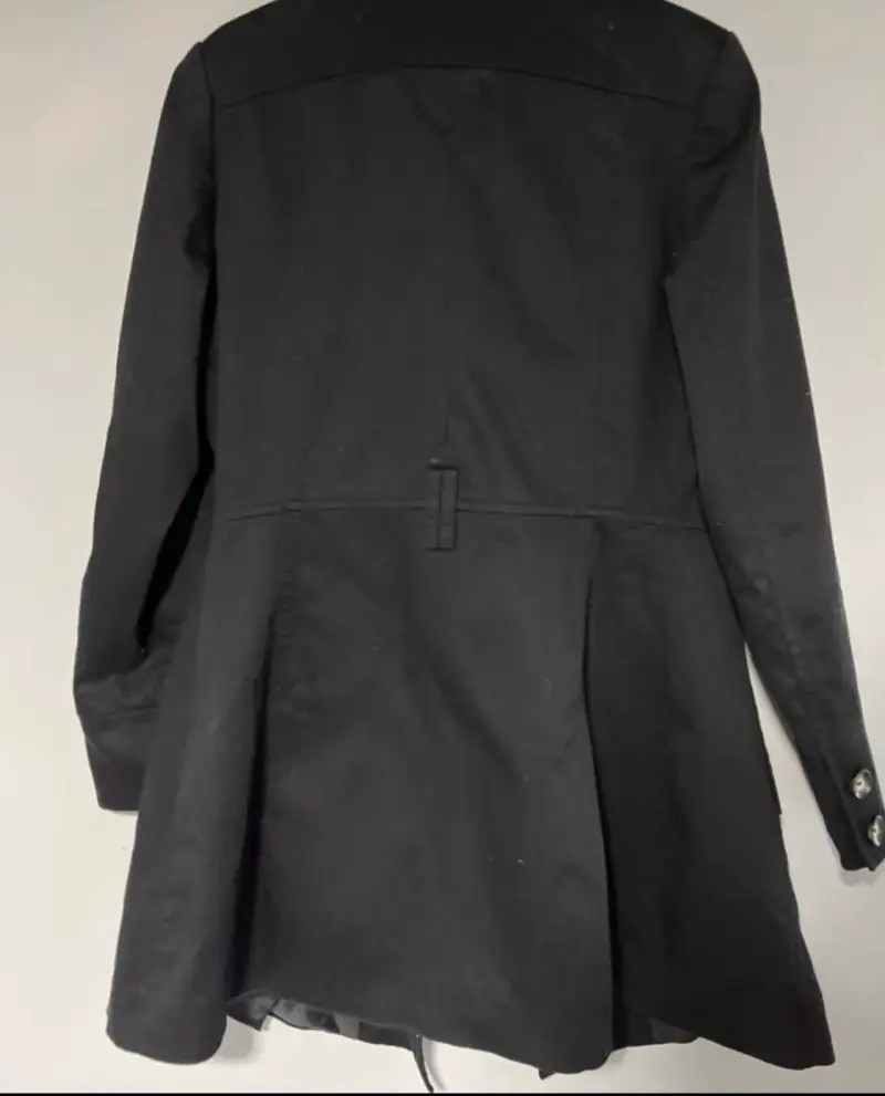 Abrigo negro con botones dorados para mujer - 2