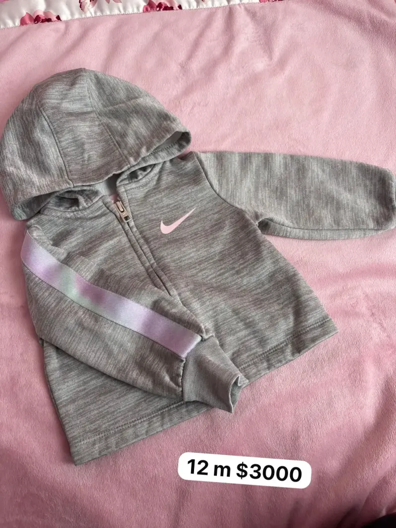 Polerón gris con capucha para bebé Nike