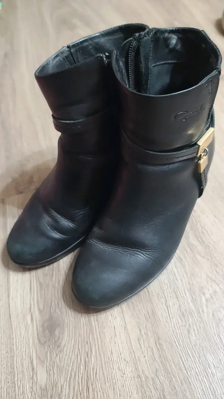 Botines de cuero negro con cierre lateral - 1