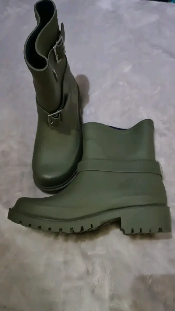 Botas de goma verdes con hebillas - 1