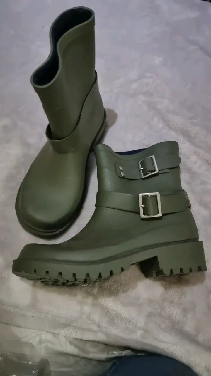 Botas de goma verdes con hebillas - 2
