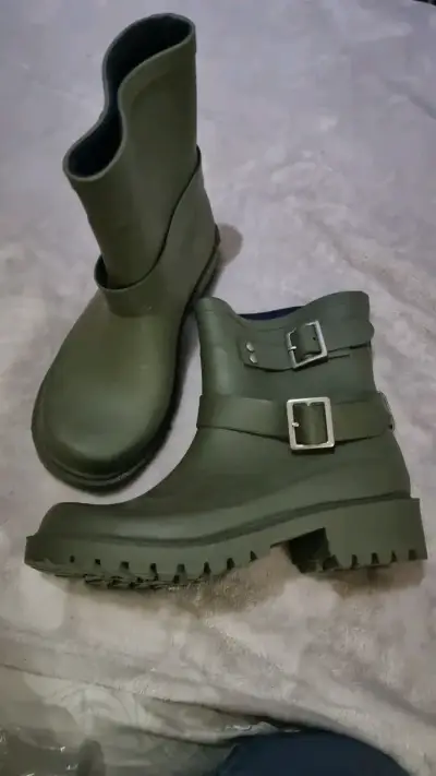 Botas de goma verdes con hebillas - miniatura 2