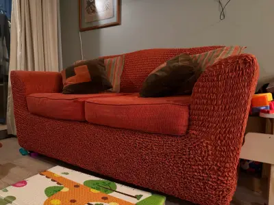 Sofá anatanjado con cojines decorativos - miniatura 1