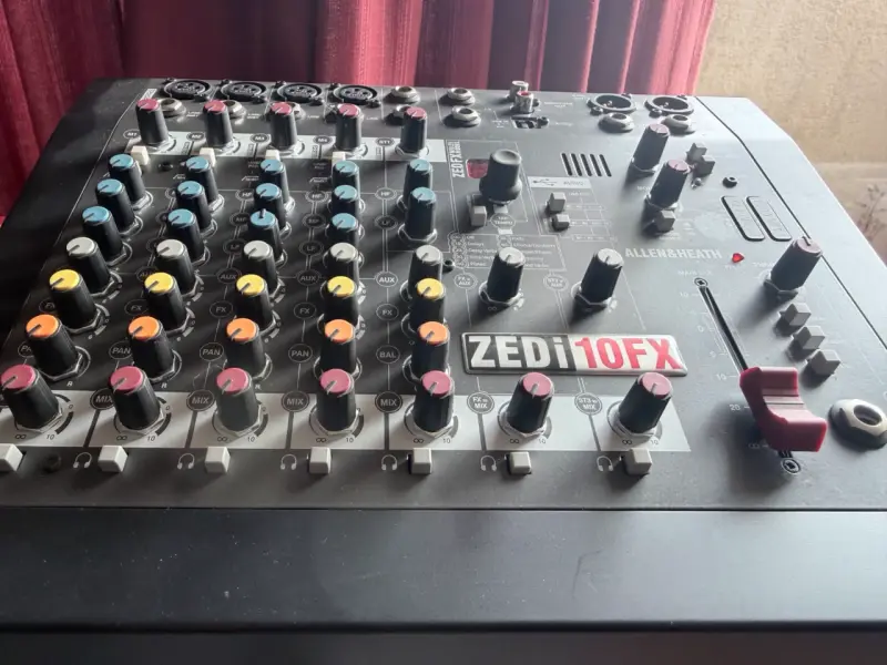 Mezcladora Analógica Allen & Heath ZEDi-10FX con USB y Efectos - 2
