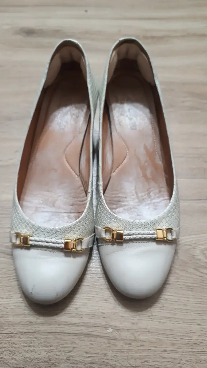 Zapatos planos Coach blancos con detalle dorado - 1