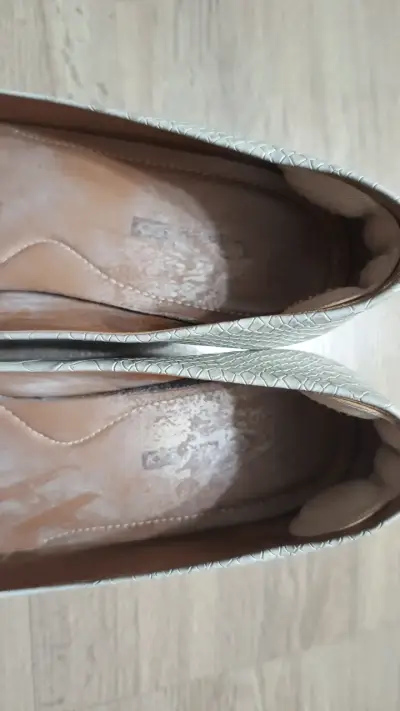 Zapatos planos Coach blancos con detalle dorado - miniatura 2