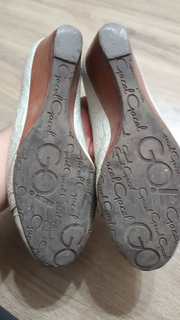 Zapatos planos Coach blancos con detalle dorado - 3