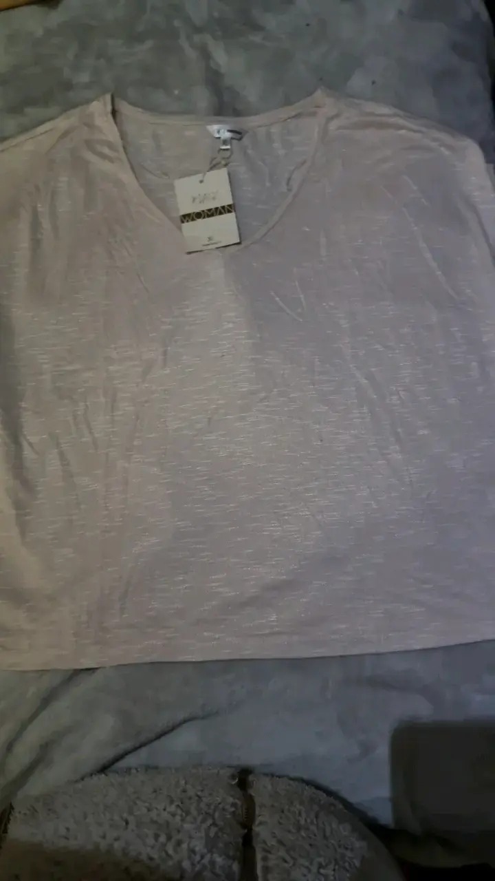 Polera de mujer color beige con etiqueta - 1