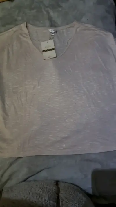Polera de mujer color beige con etiqueta - miniatura 1