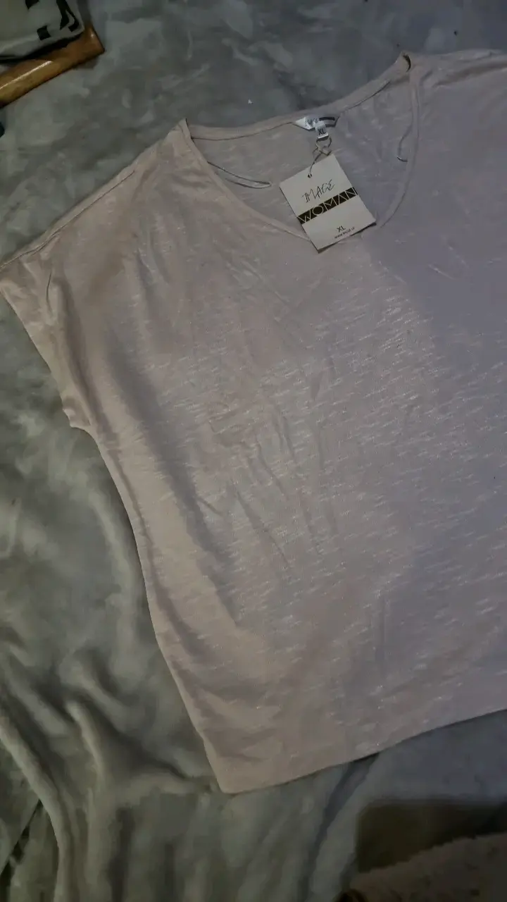 Polera de mujer color beige con etiqueta - 2