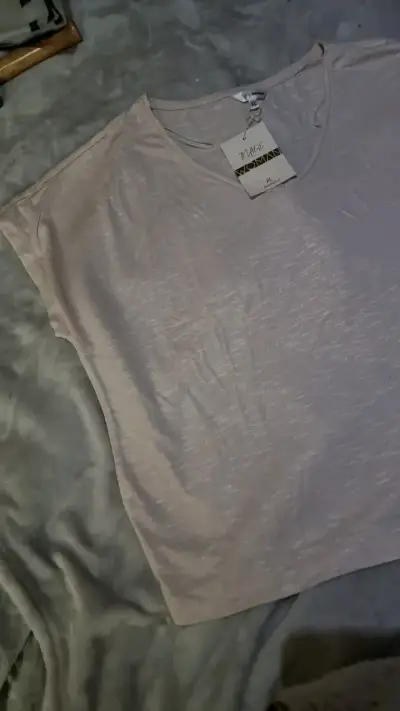 Polera de mujer color beige con etiqueta - miniatura 2