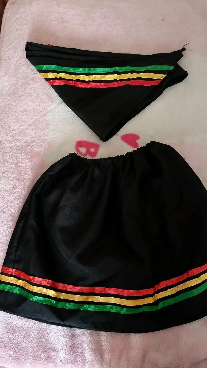 Conjunto de falda y pañuelo negro con franjas coloridas