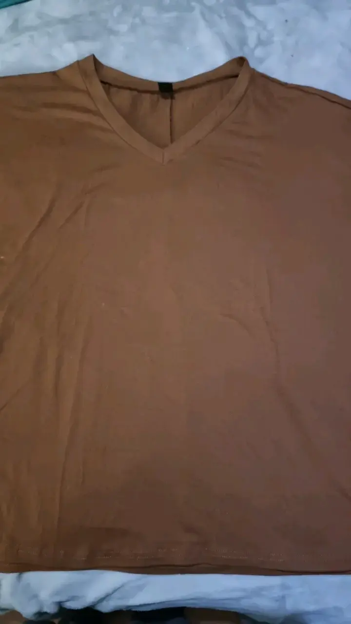 Polera marrón de algodón con cuello en V - 1