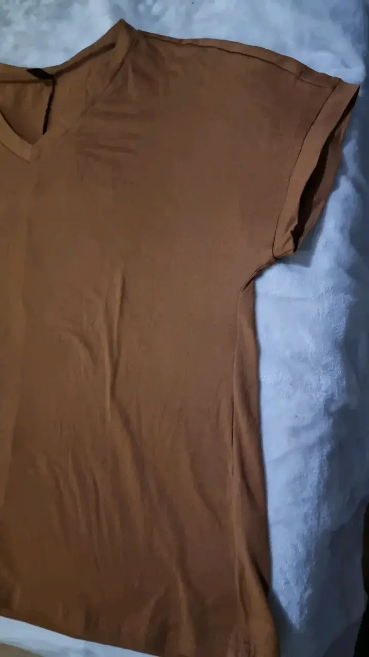 Polera marrón de algodón con cuello en V - 2