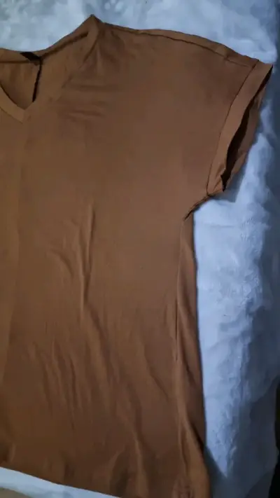 Polera marrón de algodón con cuello en V - miniatura 2
