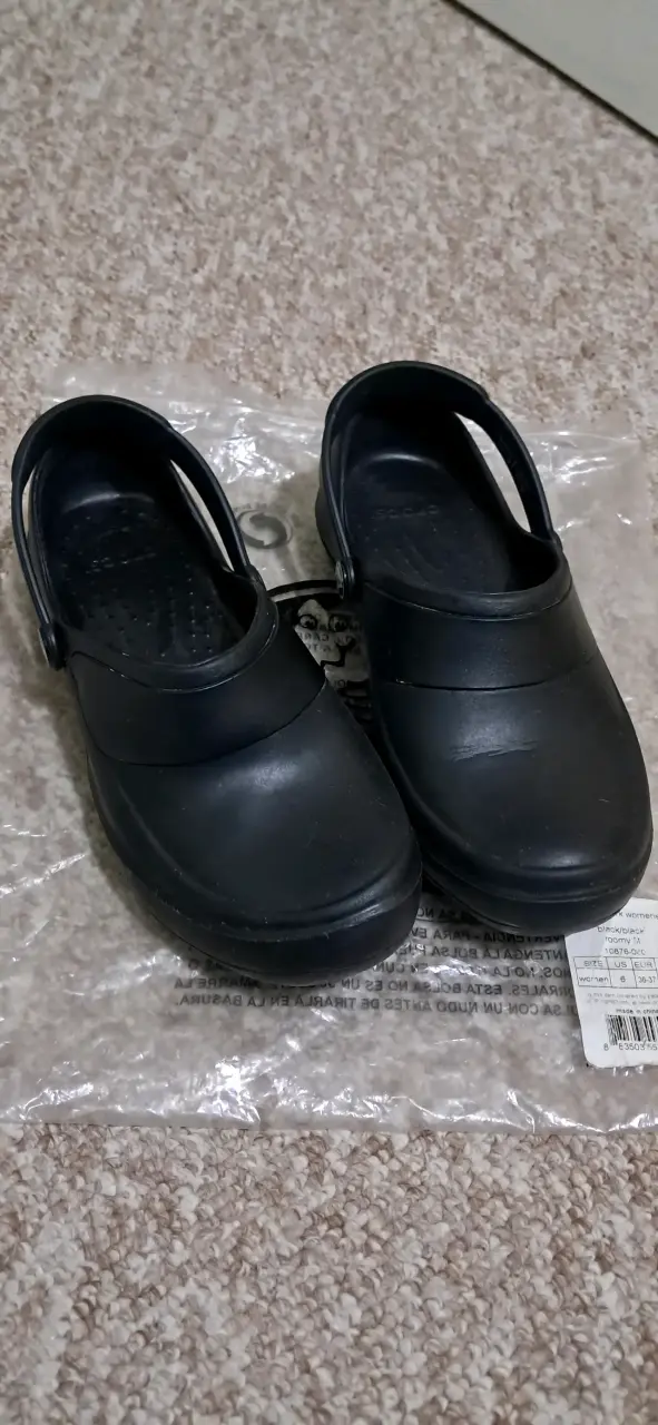 Zuecos Crocs works negros para mujer - 2