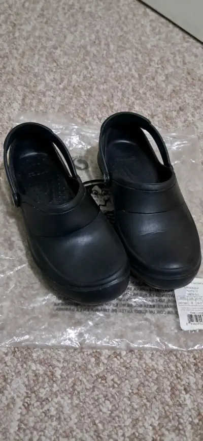 Zuecos Crocs works negros para mujer - miniatura 2