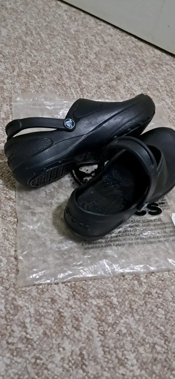 Zuecos Crocs works negros para mujer - 3
