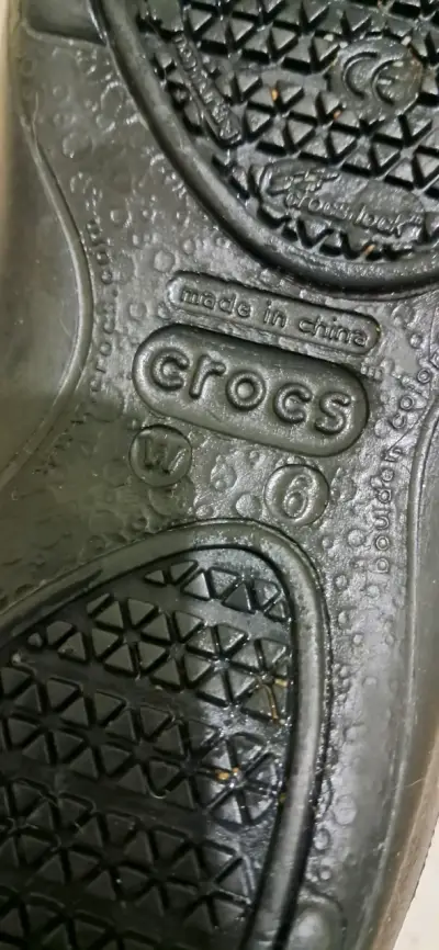 Zuecos Crocs works negros para mujer - miniatura 4