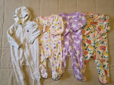 Conjunto de pijamas para bebé con diseños variados - miniatura 1