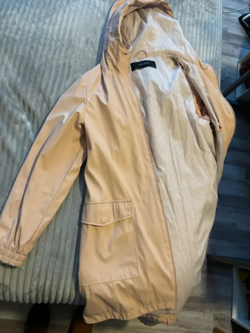 Chaqueta impermeable rosada con capucha Zara