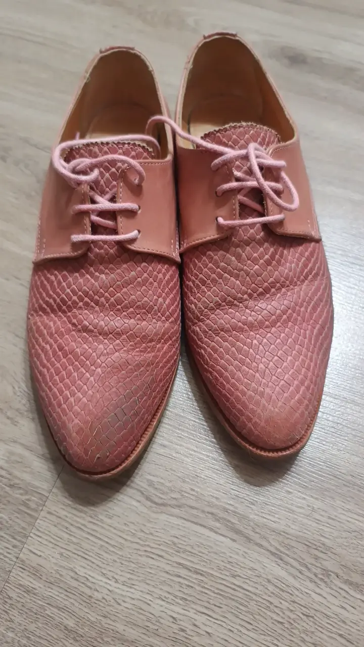 Zapatos de cuero rosados con textura - 1