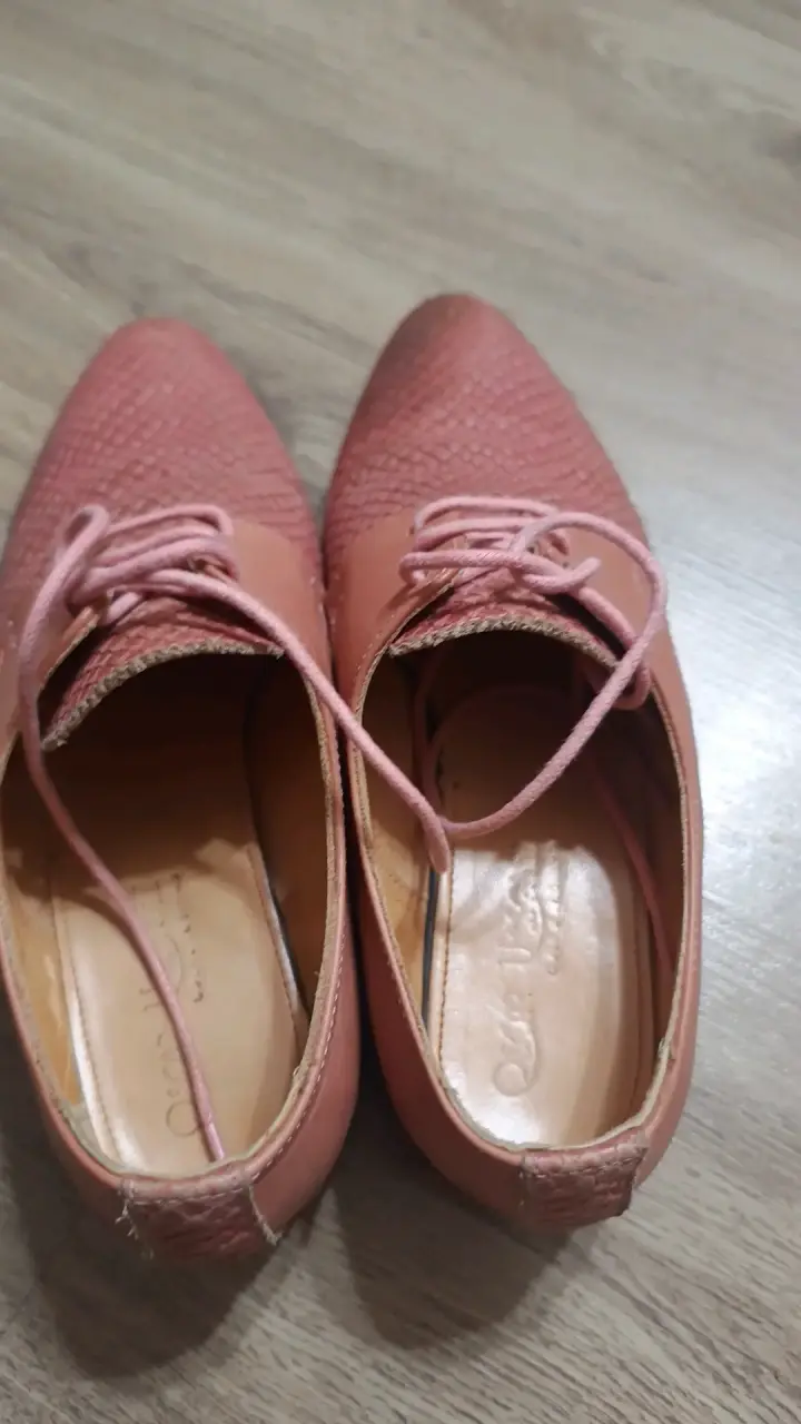 Zapatos de cuero rosados con textura - 2