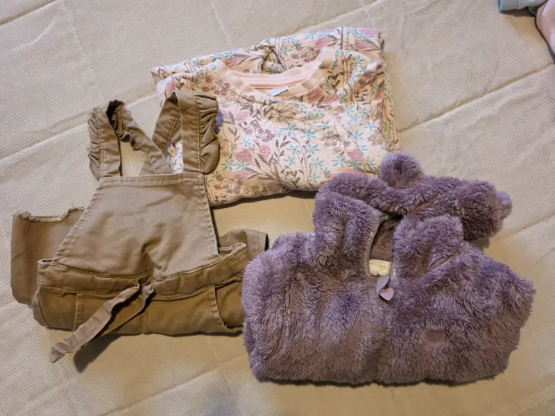 Conjunto de ropa infantil con enterito, buzo floral y chaqueta peluda - 1