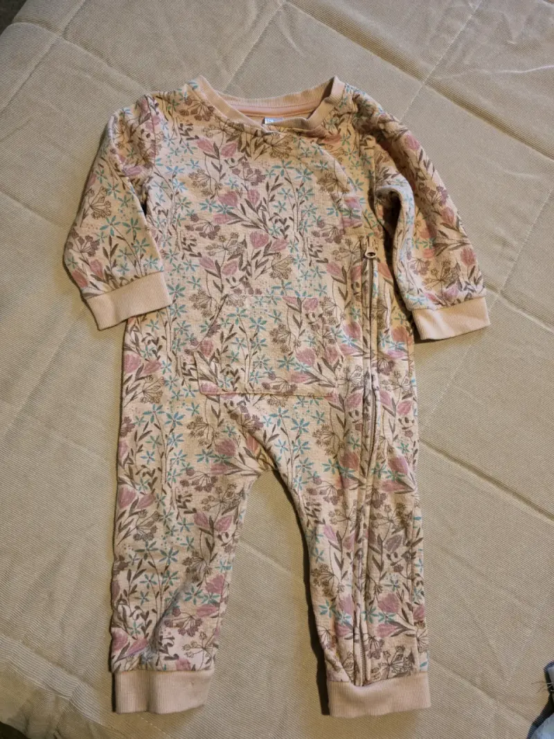 Conjunto de ropa infantil con enterito, buzo floral y chaqueta peluda - 3