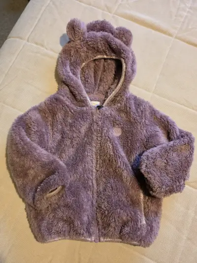 Conjunto de ropa infantil con enterito, buzo floral y chaqueta peluda - miniatura 4