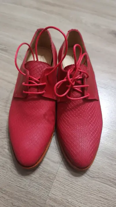 Zapatos rojos de cuero estilo - miniatura 1