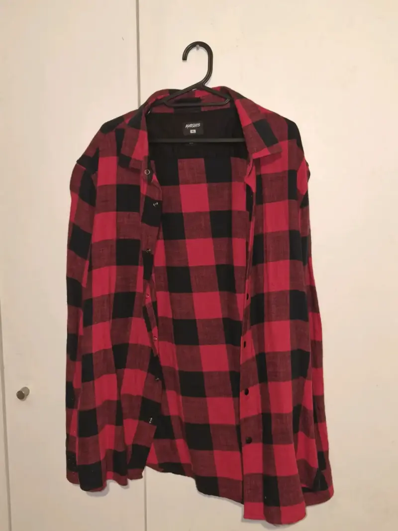 Camisa de franela a cuadros rojos y negros - 1
