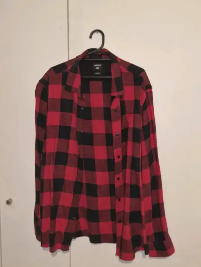 Camisa de franela a cuadros rojos y negros - miniatura 3