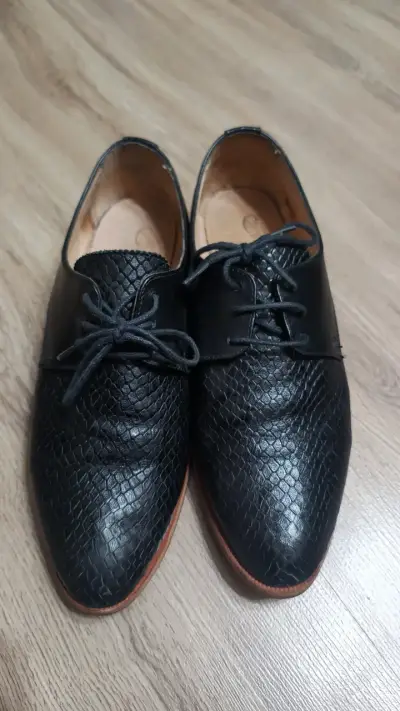 Zapatos de cuero negro con diseño texturizado - miniatura 1