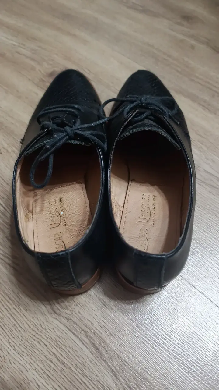Zapatos de cuero negro con diseño texturizado - 2