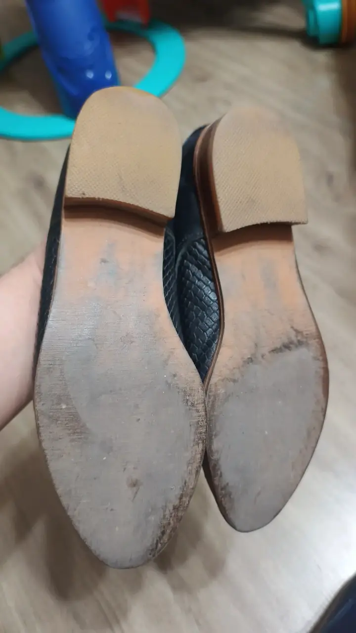 Zapatos de cuero negro con diseño texturizado - 3
