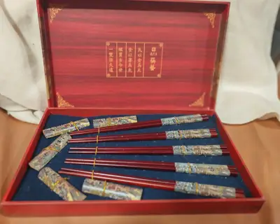 Set de palillos chinos de madera decorados - miniatura 1