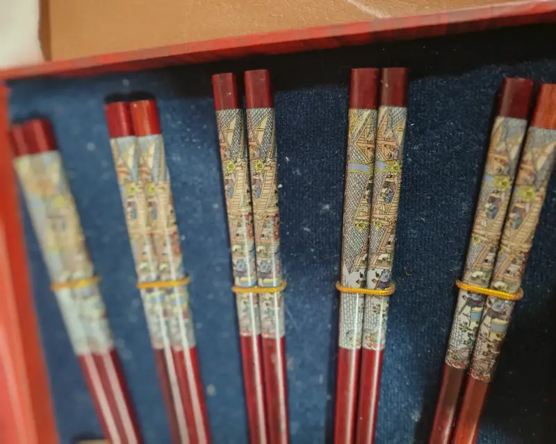 Set de palillos chinos de madera decorados - 2