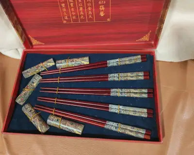 Set de palillos chinos de madera decorados - miniatura 3