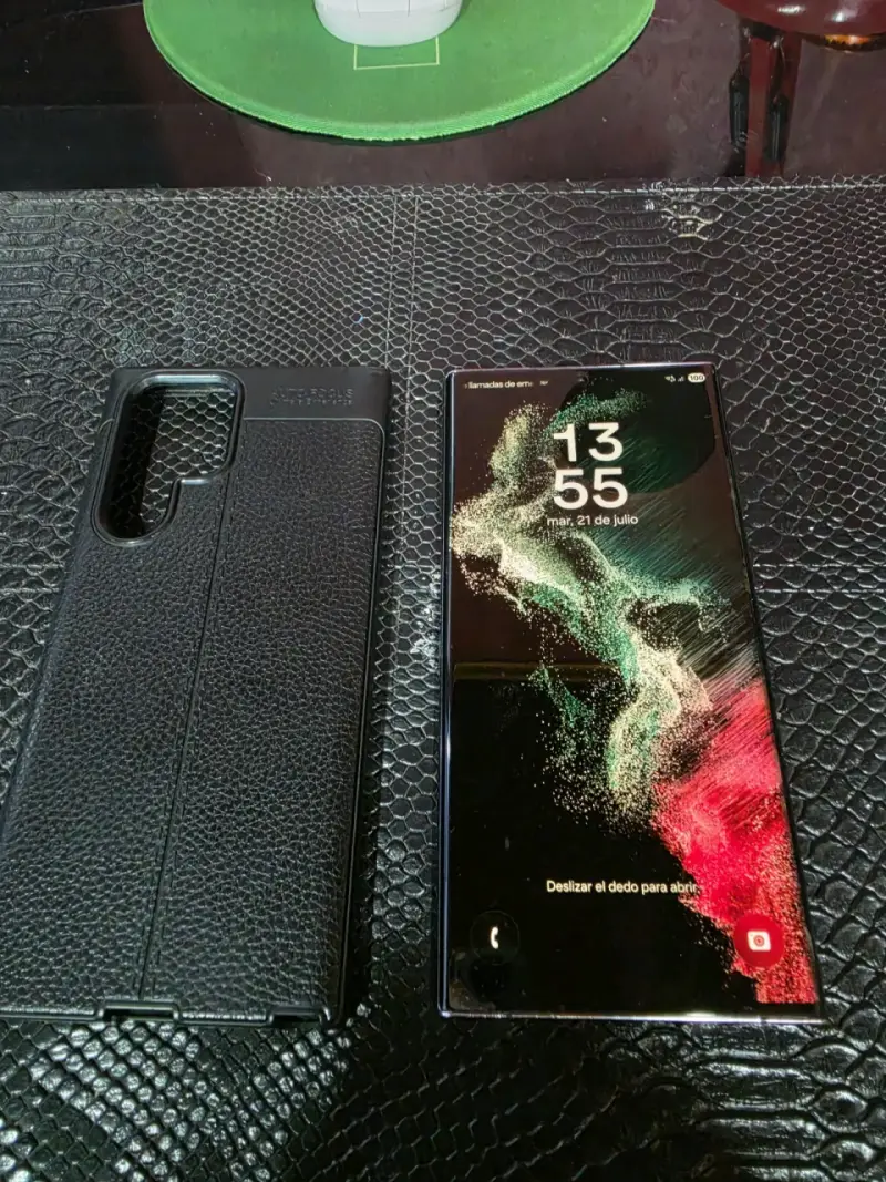 Samsung Galaxy S22 Ultra con funda protectora - 1