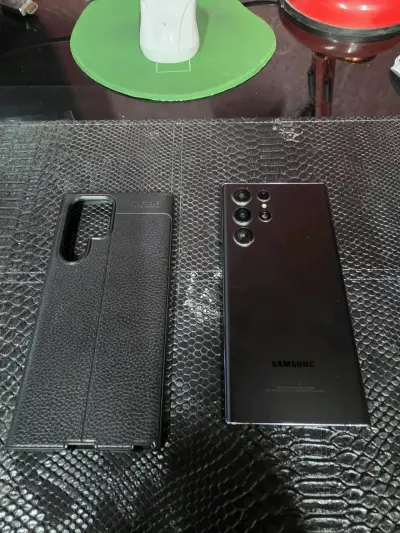 Samsung Galaxy S22 Ultra con funda protectora - miniatura 2