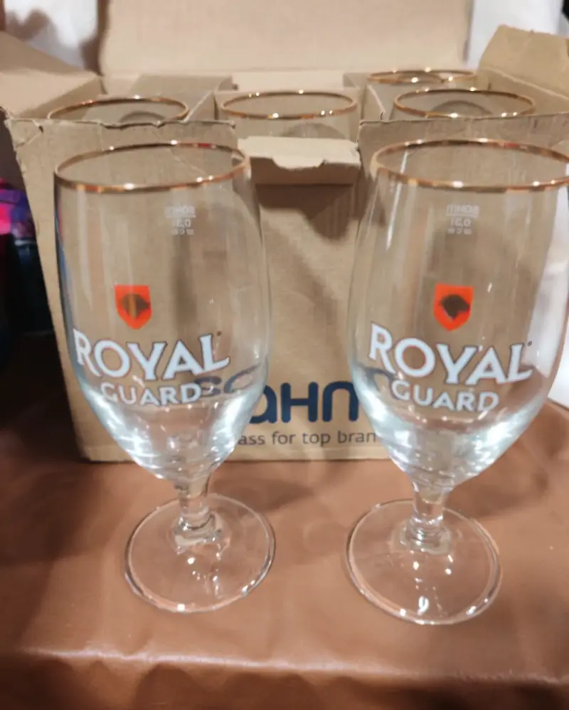 Set de 6 copas de cerveza Royal Guard con borde dorado - 1