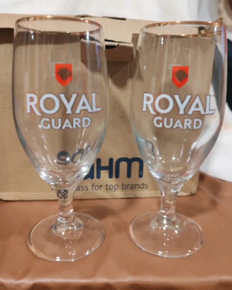 Set de 6 copas de cerveza Royal Guard con borde dorado - 2