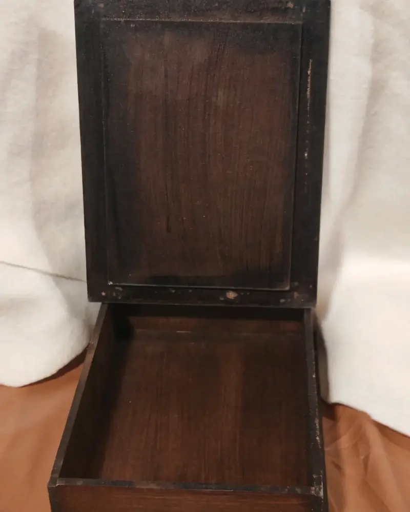Caja de madera decorativa con diseño vintage - 2