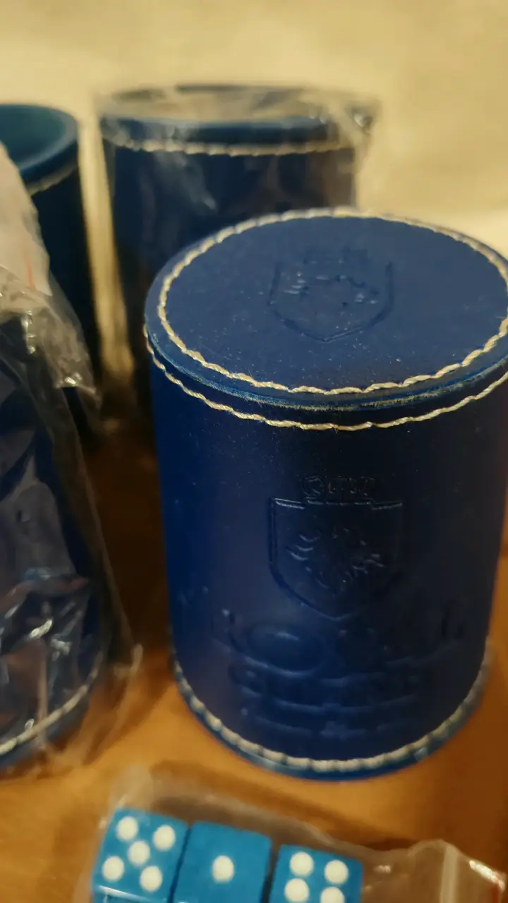 Juego de dados Royal Guard azul con cubiletes - 1
